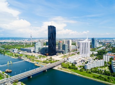 853428 AdobeStock 199816748 Investieren an der Alten Donau BRIX29.com