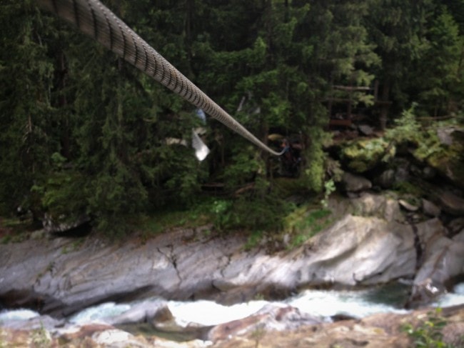 Zweimal geht's beim Tarzaning über den Fluss - mittels Seilrutsche natürlich.