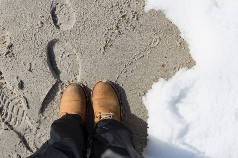 Sandstrand und Schnee. Gut, dass ich fünf Schichten trage.