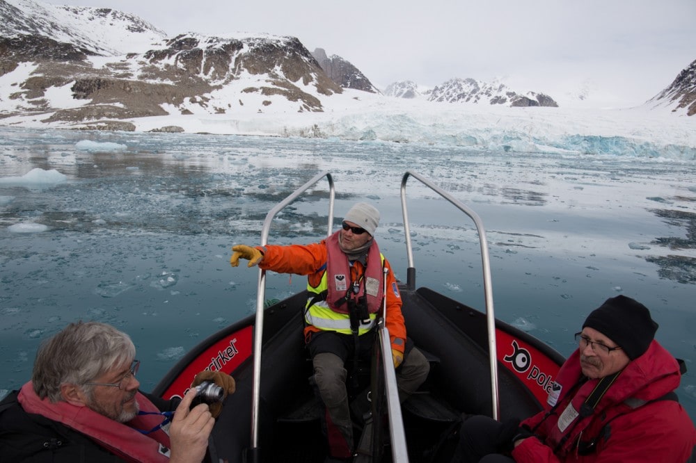 Vor dem Smerenburggletscher im Boot mit dem Expeditionsleiter Heiko.