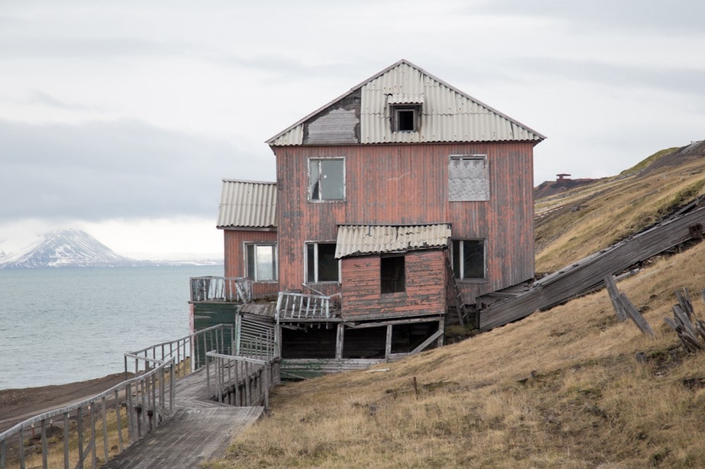 Ein verfallenes Haus in Barentsburg. 