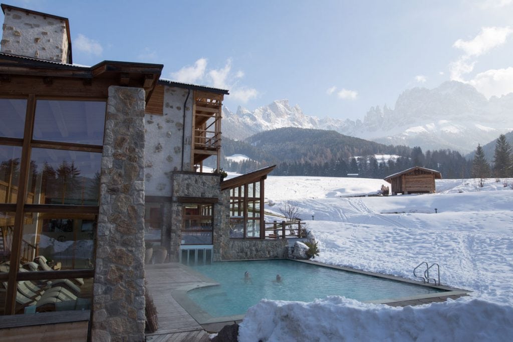 Der Cyprianerhof im Tiersertal mit beheiztem Outdoor Pool und Blick auf den Rosengarten.