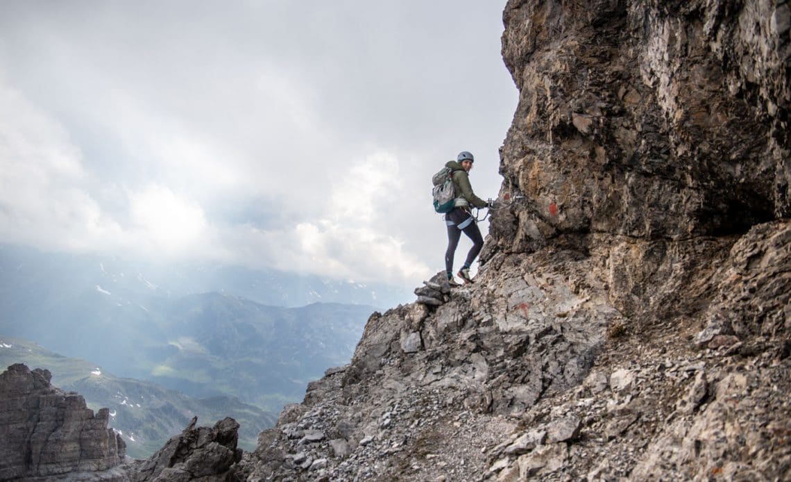 Frau im Steingrubenkogel Klettersteig