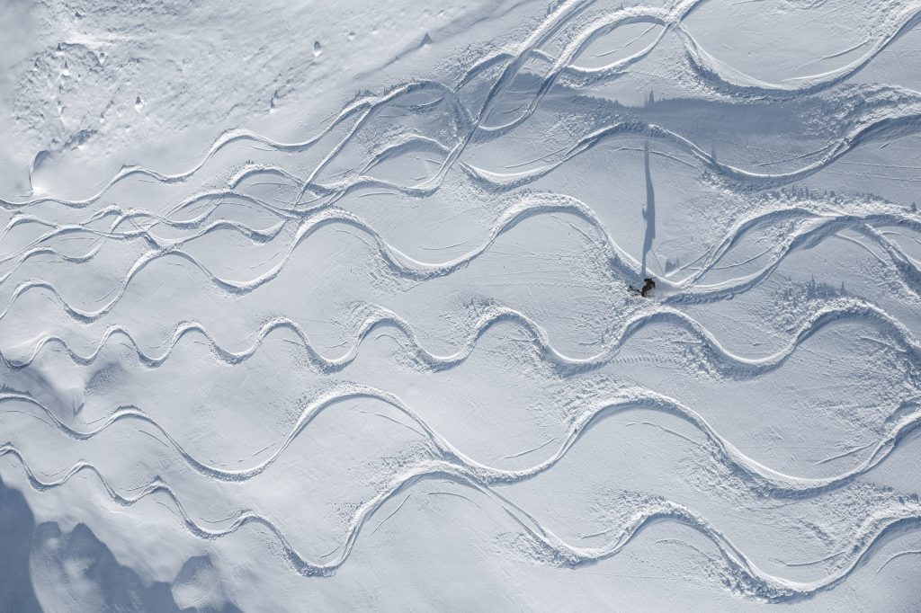 Skispuren im Schnee von oben