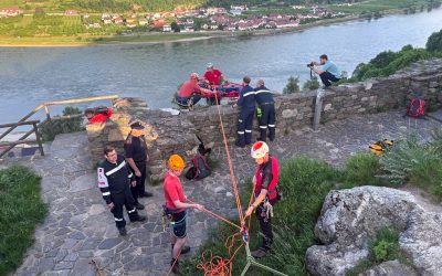 Spektakuläre Bergeübung auf der Ruine Hinterhaus – Feuerwehr Spitz und Bergrettung Wachau trainierten gemeinsam für den Ernstfall