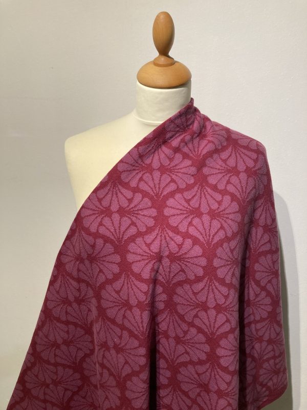 Bio Strick-Jacquard von Blaubeerstern in berry blossom, Strickstoff mit großen Blüten